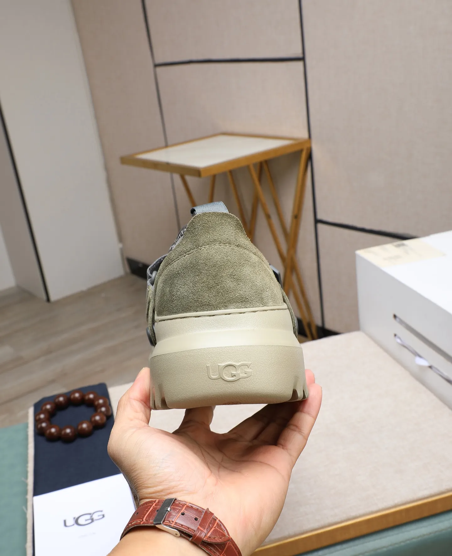 Men's men's shoes 💰580 (full genuine wool lining, 10% off for fake ones) Please note the quality of the original order and compare the thickness of the wool 🏮🏮 Popular UGG from Australia's warm luxury brand men's shoes, the official website is synchronized, Beckham men's style..., made of imported top-layer waxed cowhide, waxed toe cap, Australian real wool velvet lining Carefully sewn...Imported rubber Martin boots outsole (comfortable, soft, wear-resistant) The quality is really great...Exquisite workmanship, you won't be able to put it down at first sight, size 39-44 (customized in 45)